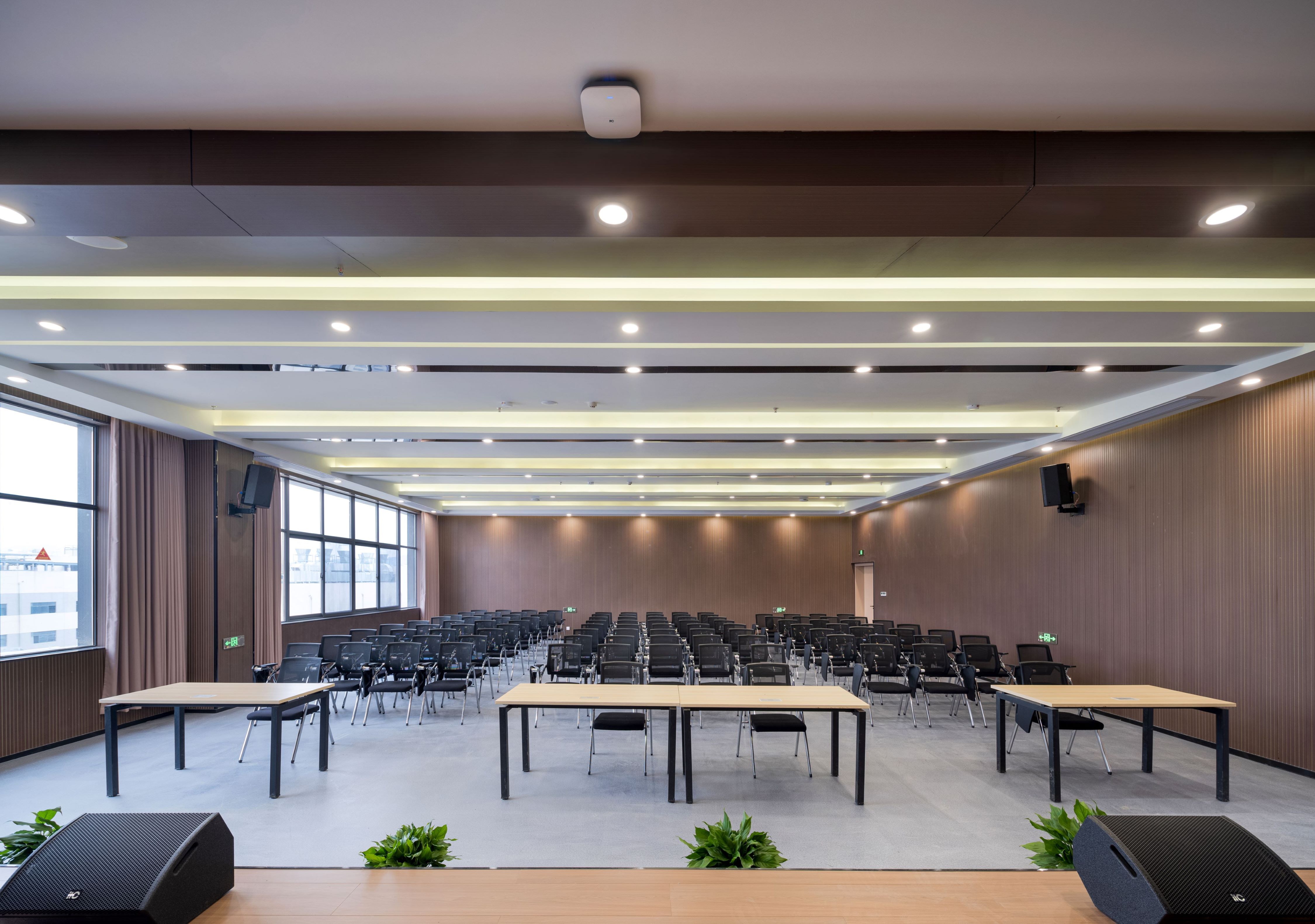 【完工案例】人福醫(yī)藥黃岡總部辦公室裝修完工!(圖9) 【完工案例】人福醫(yī)藥黃岡總部辦公室裝修完工!(圖9)